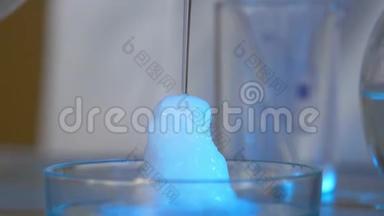 实验室容量瓶玻璃<strong>中的化学</strong>反应。 透明瓶<strong>中的化学</strong>粉红色试剂.. <strong>化学</strong>